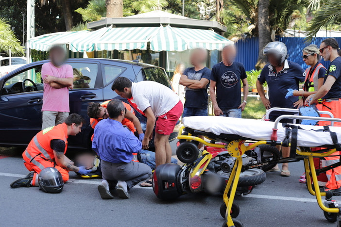 Sanremo: incidente in corso Matuzia, auto frena bruscamente per evitare un pedone e viene urtata dal motorino che la seguiva, ferito giovane centauro