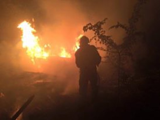 Villa Faraldi: incendio boschivo in serata. Fiamme domate da Protezione Civile e Corpo Forestale dello Stato