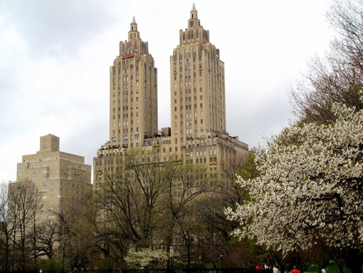 In &amp; Out Special: quando a trasferirsi è l'intero nome di una città. Il più esclusivo edificio di New York dal 1930 si chiama &quot;The San Remo&quot;