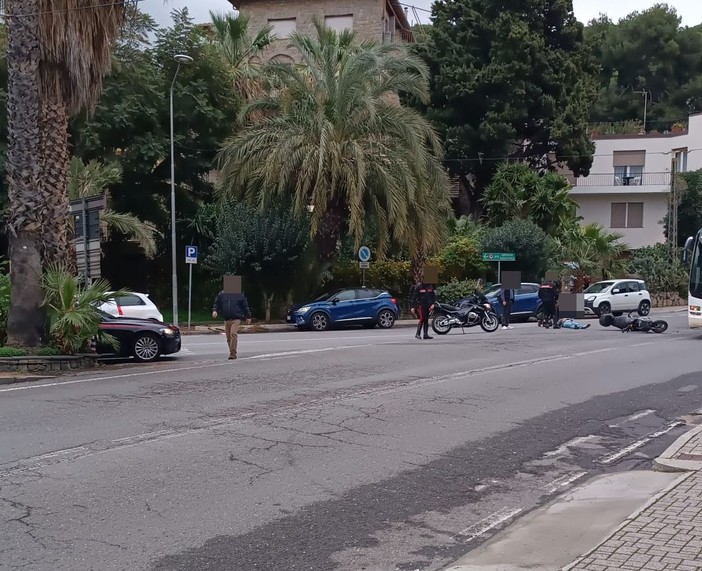 Bordighera, incidente stradale in piazza Valgoi: un ferito (Foto)