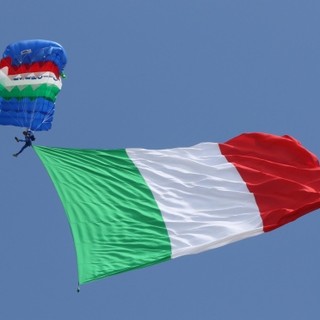 Sanremo: per avverse condizioni meteo il tricolore non ha sventolato nei cieli della città, però la manifestazione dei paracadutisti è stata comunque un successo