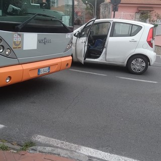 Imperia, scontro tra auto e bus della Riviera Trasporti in via Martiri della Liberta: un ferito (foto)