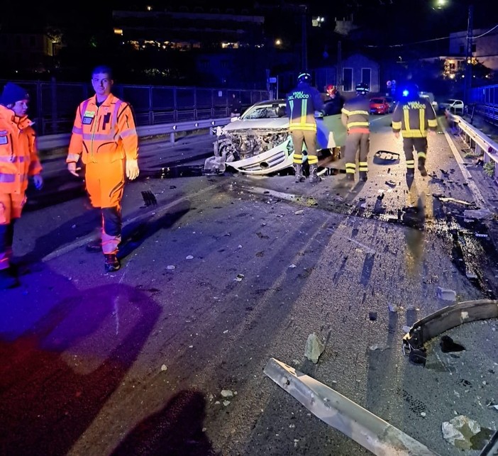 Ventimiglia: trentenne rimane incastrato in auto in seguito a un incidente, liberato dai Vvf (Foto)