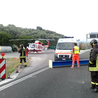 Incidente in autostrada: furgoncino tampona pullman, 24enne sfonda il parabrezza con la testa