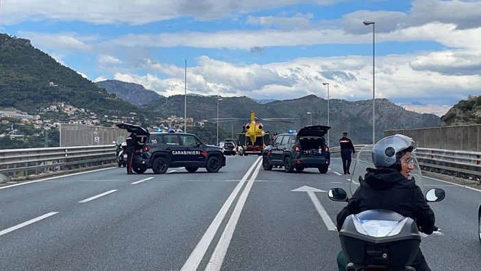 Ventimiglia: scooter tampona un'auto sul cavalcavia, centauro 26enne portato via in elicottero