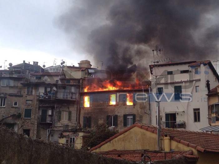 Ventimiglia: incendio all'ultimo piano di una palazzina di via Piemonte, lievemente ferita un'anziana