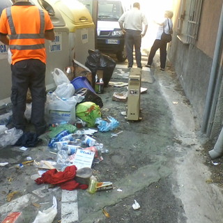 Imperia: degrado rifiuti in C.so Garibaldi all'incrocio con Via Cascione, la Tradeco scrive al sindaco (e a noi). Le foto