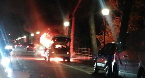 Vallecrosia: auto posteggiata in fiamme sulla Romana, intervento dei Vigili del Fuoco