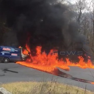 Molini di Tiora: corto circuito ad un 'corriere', distrutto il furgone ed anche i pacchi in consegna (Foto)