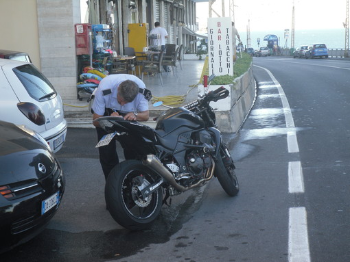 Ospedaletti: Capo Pino, centauro tampona un furgoncino francese e si ferisce