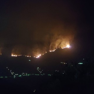 Sanremo: cresce il fronte dell'incendio di Verezzo, le fiamme sopra le case