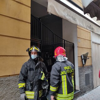 Imperia: principio di incendio in un negozio in via dell'Ospedale, tanta paura, ma nessun ferito (foto)