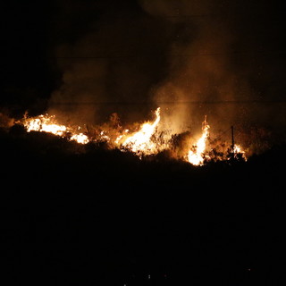 Ventimiglia: incendio di sterpaglie verso il confine, intervento nella notte dei Vigili del Fuoco