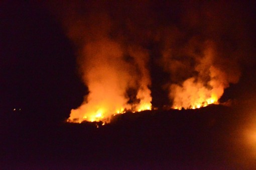 Non si fermano gli incendi nell'imperiese ma da questa sera fuoco anche in frazione Verezzo a Sanremo e a Ceriana (Foto)