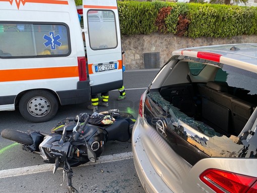 Sanremo: perde il controllo della moto e si schianta contro un'auto posteggiata (foto)