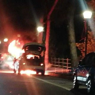 Vallecrosia: auto posteggiata in fiamme sulla Romana, intervento dei Vigili del Fuoco