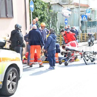 Sanremo: motociclista perde il controllo dello scooter in via della Repubblica, qualche contusione e un grande spavento