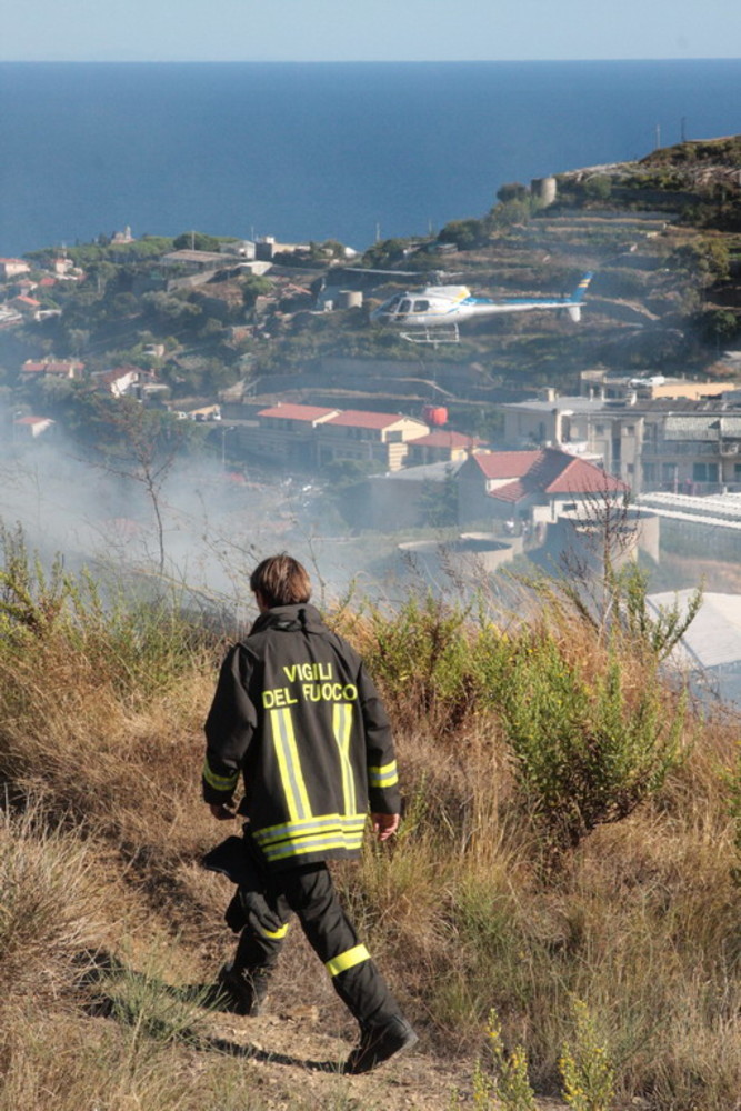 Seborga: incendio di sterpaglie vicino al campo sportivo, intervento di VVF e Forestale