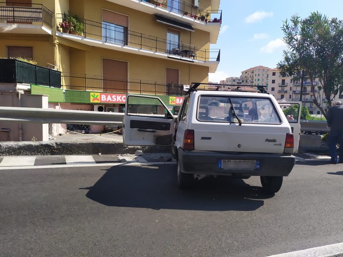 Imperia, donna si schianta con l'auto all'altezza della rotonda dell'Igiene (foto)