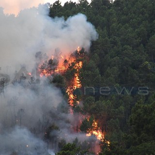 Sanremo: riprende l'incendio a Gozo Superiore, sul posto l'elicottero dei Vigili del Fuoco (video)