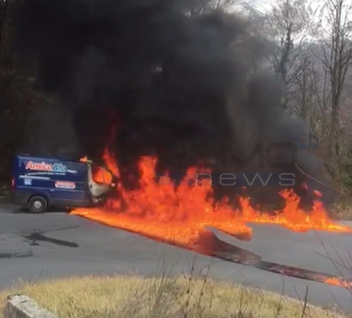 Molini di Tiora: corto circuito ad un 'corriere', distrutto il furgone ed anche i pacchi in consegna (Foto)