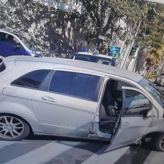 Ospedaletti: finiscono con l'auto contro il semaforo, due persone riportano lievi ferite sull'Aurelia