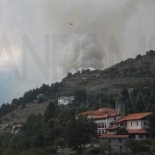 Triora: incendio sulle alture del paesino, intervengono anche due elicotteri