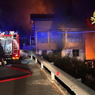 Ventimiglia, incendio in un'abitazione in via Due Camini: intervento dei vigili del fuoco (Foto)