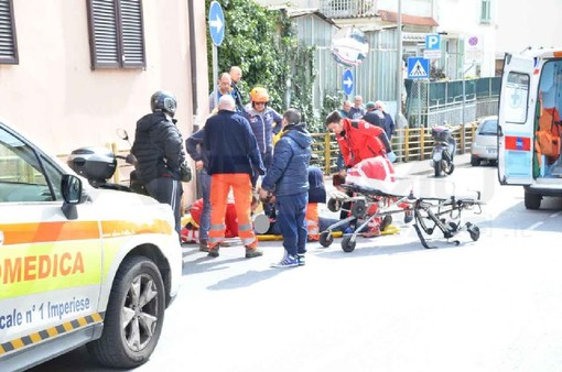 Sanremo: motociclista perde il controllo dello scooter in via della Repubblica, qualche contusione e un grande spavento