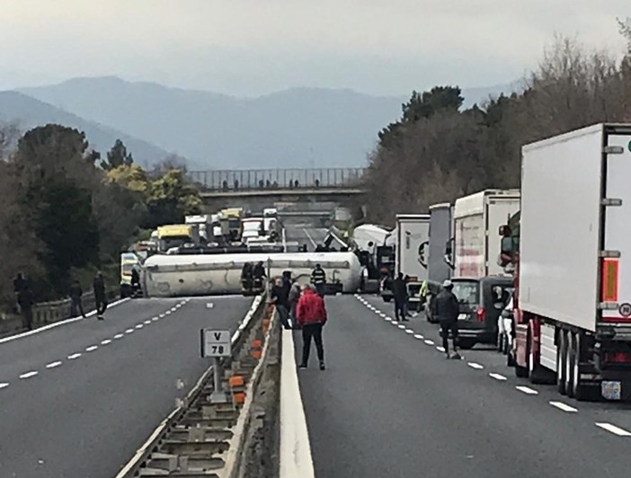 Incidente di ieri tra tir sulla A10: un morto e un ferito grave, oggi ancora viabilità paralizzata (Foto e Video)