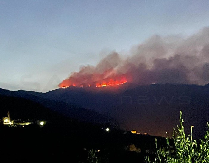 Montalto: si è allargato verso Tavole l'incendio di ieri pomeriggio, in arrivo anche oggi i mezzi aerei