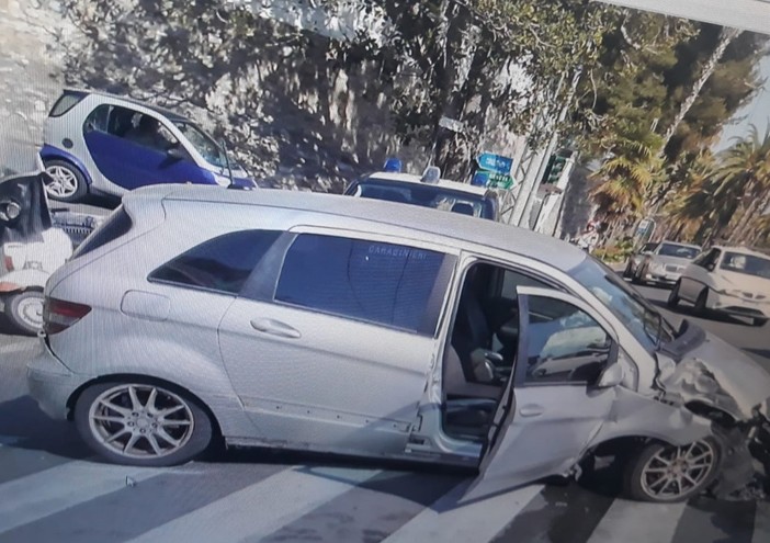 Ospedaletti: finiscono con l'auto contro il semaforo, due persone riportano lievi ferite sull'Aurelia