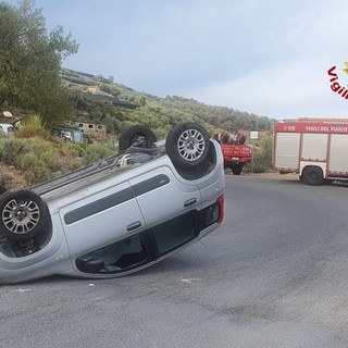 Pietrabruna, si cappotta con l'auto 20enne in ospedale in codice giallo