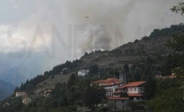 Triora: incendio sulle alture del paesino, intervengono anche due elicotteri