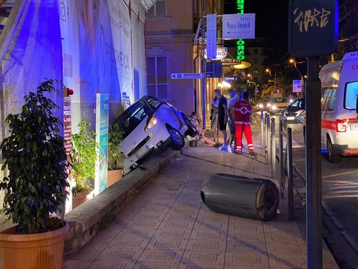 Sanremo: incidente in serata in corso Matuzia, Smart rimane incastrata tra il marciapiede e un palazzo (foto)