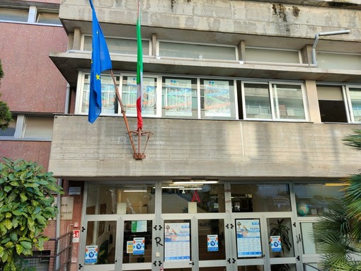 Lancio di fumogeni al Ruffini di Imperia, gli studenti destinati ai lavori socialmente utili