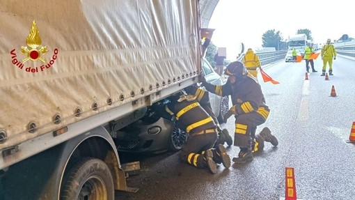 Ventimiglia, incidente in autostrada: scontro tra veicoli al confine (Foto)