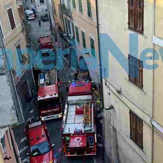 Pieve di Teco, a fuoco un magazzino sotto i portici, fiamme spente dai vigili del fuoco