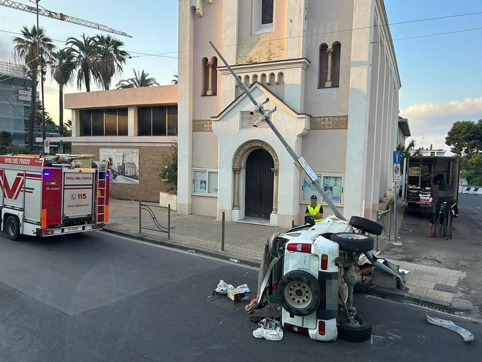 Sanremo, si ribalta con l'auto e si schianta contro un palo della videosorveglianza (Foto)