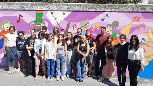 Imperia, festa per l'inaugurazione del nuovo murales del Carpe Diem (foto e video)