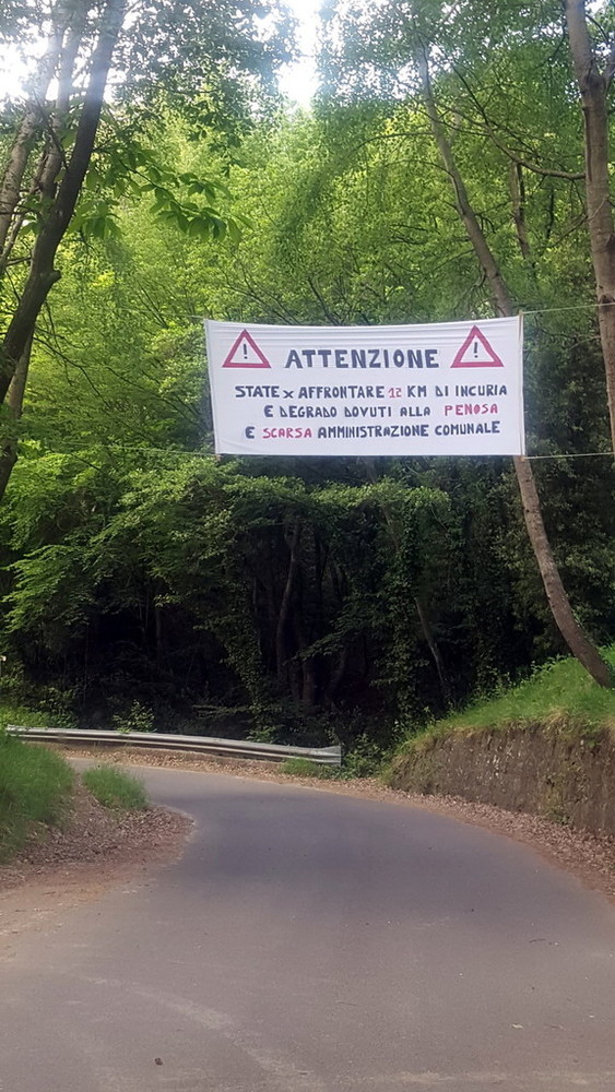 Sanremo: striscione di allerta per incuria sulla strada per monte Ortigara, una lettrice plaude all'iniziativa