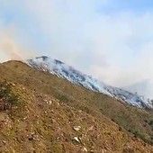 Montalto: vasto incendio in località Binelle, fiamme lontane dalle case ed elicotteri in azione