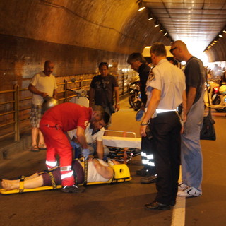 Sanremo: tamponamento tra due scooter in galleria Francia, donna 62enne portata in ospedale