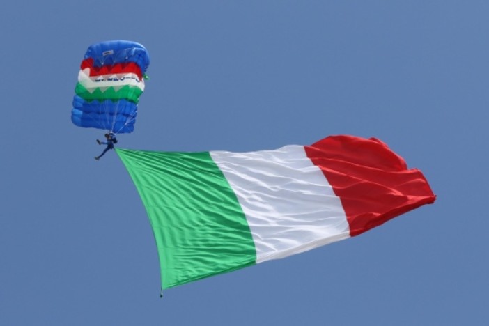 Sanremo: per avverse condizioni meteo il tricolore non ha sventolato nei cieli della città, però la manifestazione dei paracadutisti è stata comunque un successo