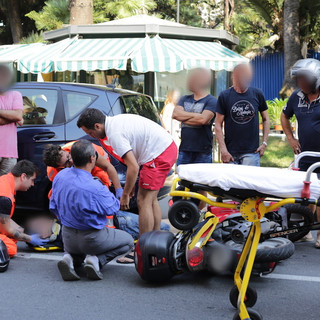 Sanremo: incidente in corso Matuzia, auto frena bruscamente per evitare un pedone e viene urtata dal motorino che la seguiva, ferito giovane centauro