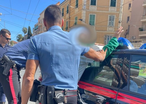 Sanremo: dà in escandescenze e inizia a buttare a terra i motorini, intervengono forze dell'ordine
