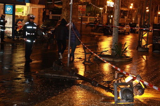 Sanremo: lampione si abbatte sul marciapiedi di corso Garibaldi, nessun ferito