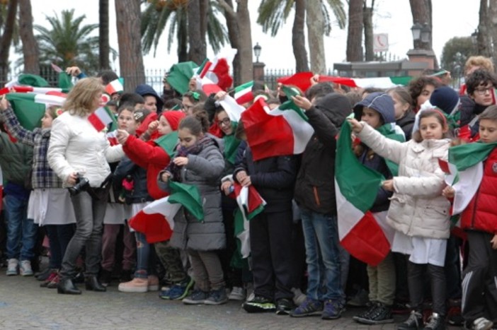 Ventimiglia: le foto della manifestazione Lions per la consegna del Tricolore e della Costituzione ai bimbi delle scuole