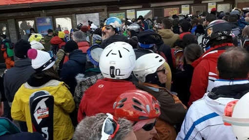 Oggi a Limone Piemonte si scia gratis: traffico in tilt per raggiungere le piste