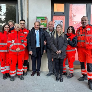 Assessore Lombardi all'inaugurazione del nuovo defibrillatore di Taggia donato dalla famiglia di Andrea Zunino